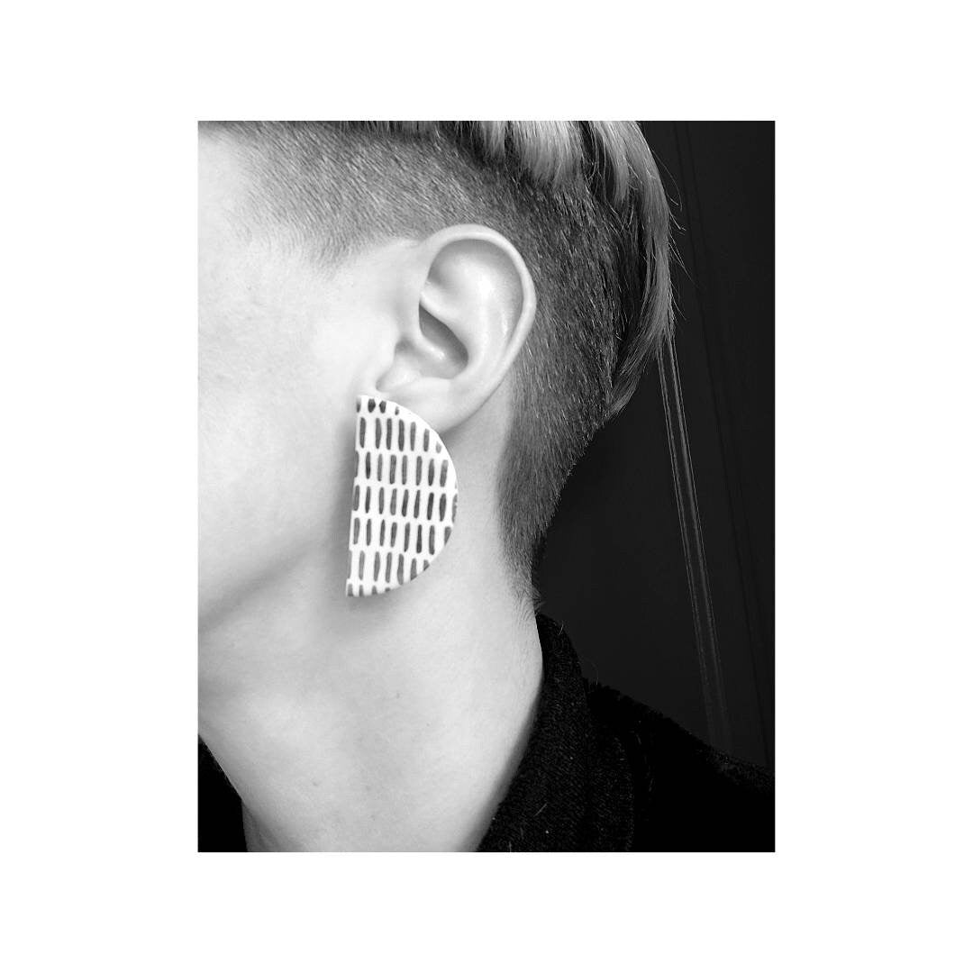 ILINA semi-circle earrings