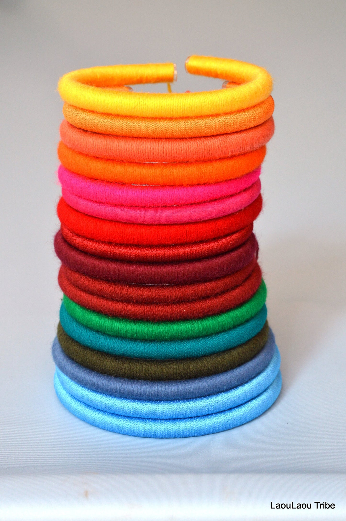 JOYA Bold neck rings in color variations