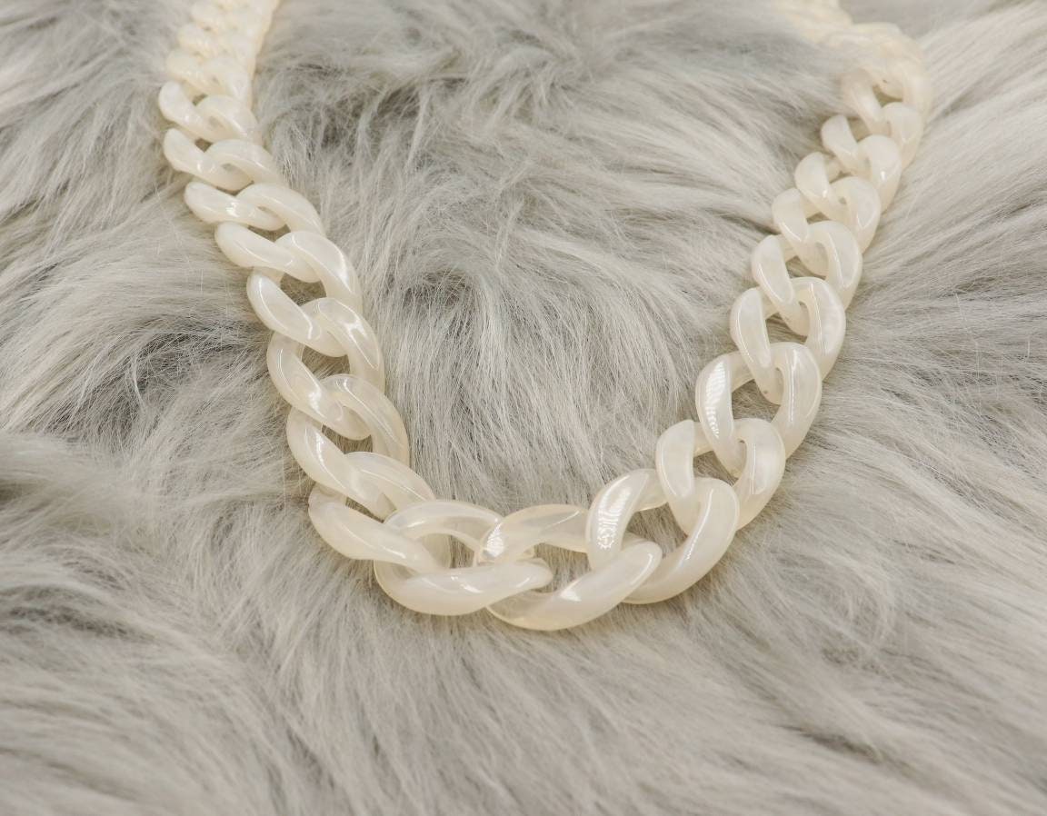 CREAM white glasses chain